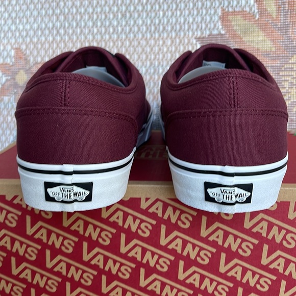 Vans WMNS Atwood
(Canvas) Oxblood/White
VN000TUY8J3
Sneakers - Picture 14 of 16